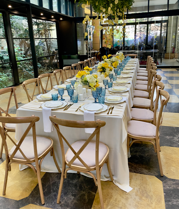 Event Premium Me Tavolina Elegante Dhe Karrige Crossback – Organizim Nga Noka Event